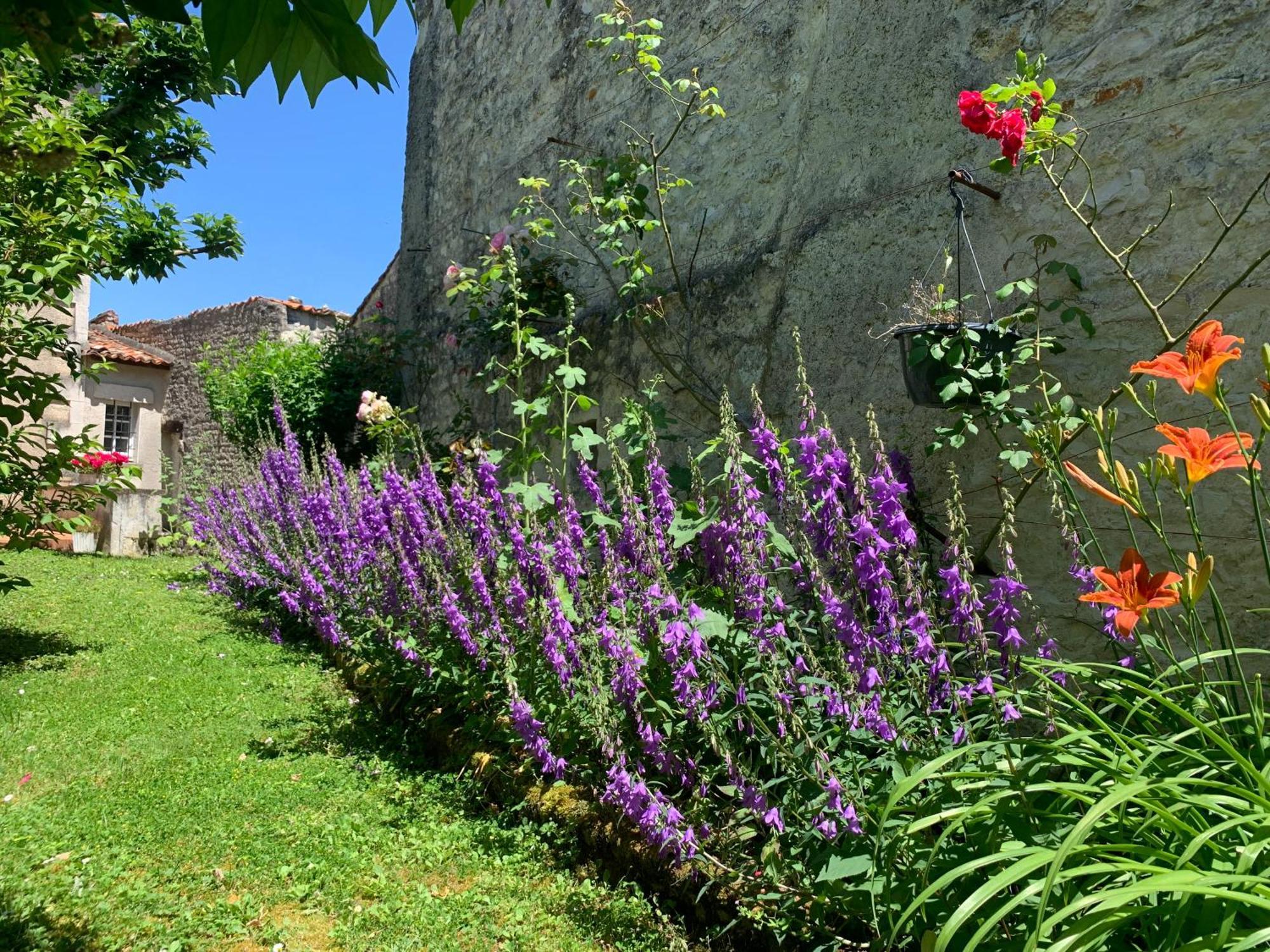 Bed and Breakfast The Cool Lounge A Coulonges - Charente Exterior foto