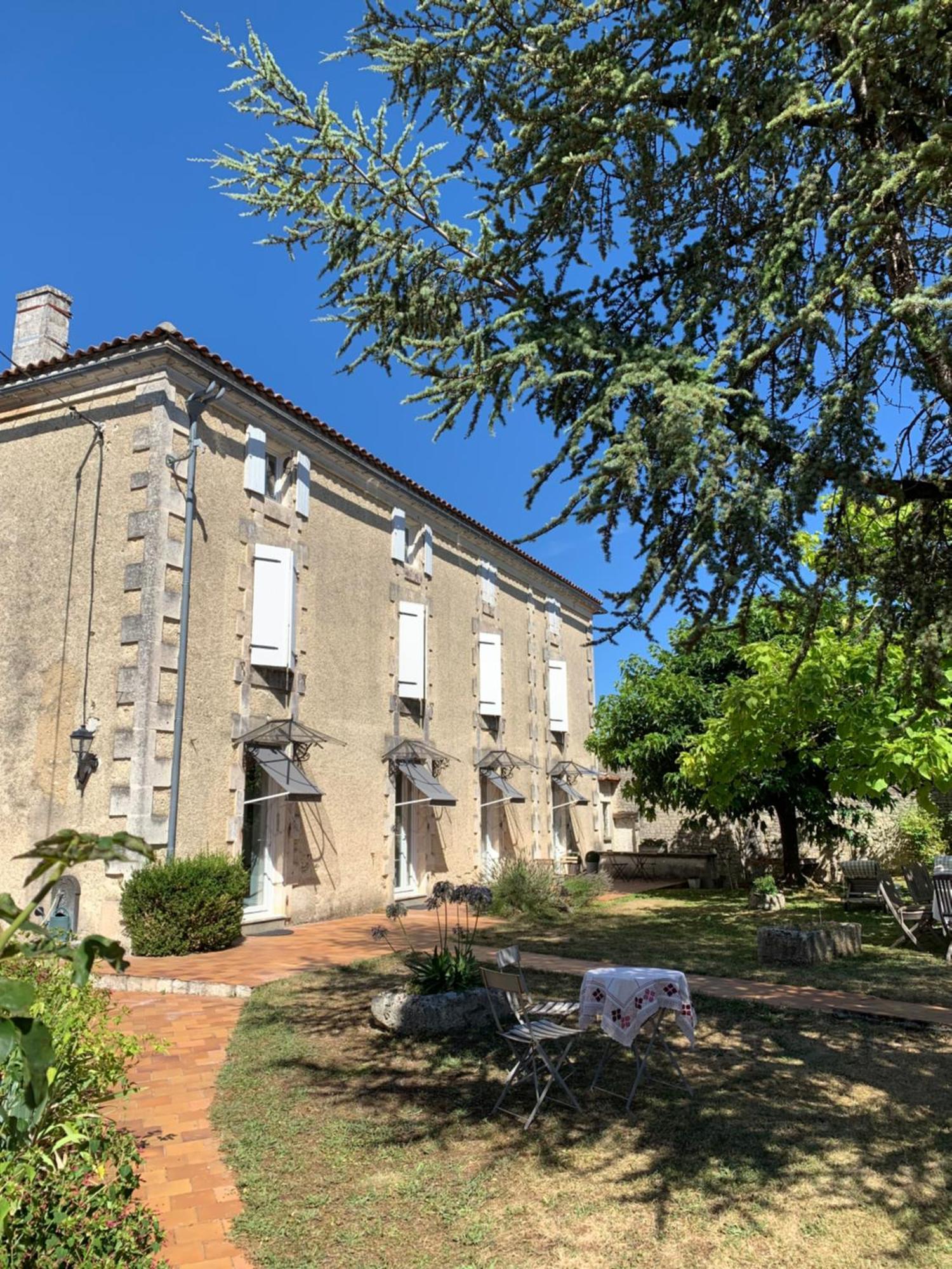 Bed and Breakfast The Cool Lounge A Coulonges - Charente Exterior foto